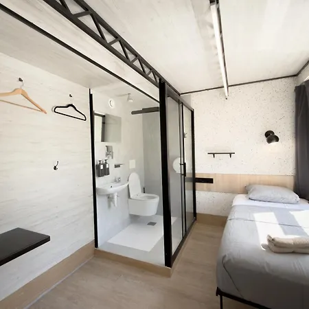 Capsule hotel Almorada *